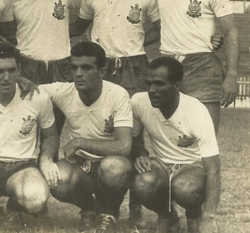 Extremamente veloz e inteligente dentro de campo, Simão jogou pelo Corinthians na década de 1950 e também atuou pela Seleção Brasileira, sendo campeão sul-americano de 1949.