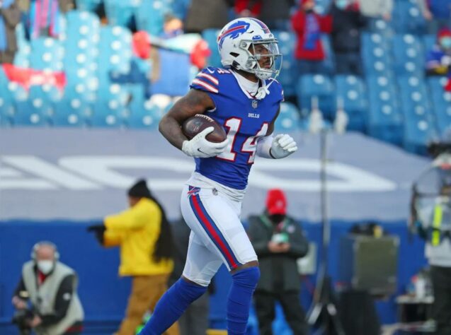 4. Stefon Diggs (Buffalo Bills): Protagonista da badalada troca entre Bills e Vikings em 2020, Diggs vem dando frutos para a equipe do interior de NY rapidamente. Em seu primeiro ano em Buffalo, ele liderou a NFL em recepções, com 127, e em jardas recebidas, com 1535. Os números garantiram a ele as honras de Pro Bowler e First-team All-Pro no ano passado.