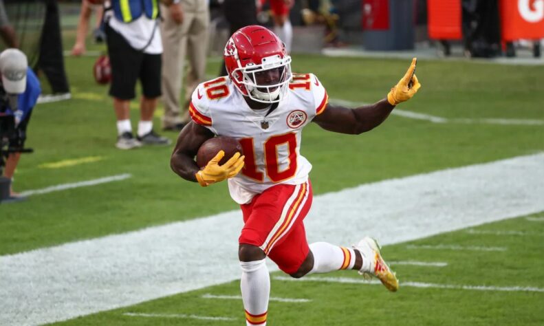 1. Tyreek Hill (Kansas City Chiefs): É difícil pensar em alguma arma ofensiva mais perigosa do que Tyreek Hill. 5x Pro Bowler e 3x First-team All-Pro em cinco anos na NFL, Hill atingiu a marca de 15 TDs recebidos na temporada passada, além de dois no jogo terrestre. Apesar de sua baixa estatura (1,78m), as defesas de toda a liga ainda estão para descobrir como marcar o recebedor dos Chiefs, que segue formando, ao lado de Patrick Mahomes e Travis Kelce, o mais explosivo trio de jogadores da NFL.