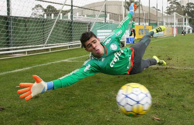 FECHADO - O Palmeiras anunciou, nesta sexta-feira (16), a renovação do contrato com o goleiro Vinicius Silvestre, que, agora, tem vínculo com o clube até o fim de 2024. O arqueiro, de contrato renovado, será titular no lugar de Weverton na meta alviverde no Choque-Rei, dado que o camisa 21 está suspenso.