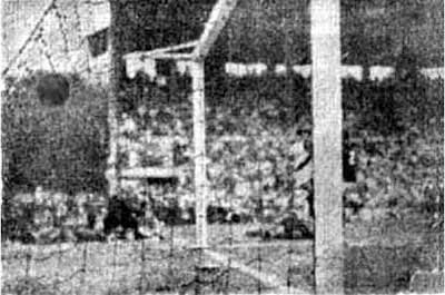3 - Vasco 5 x 2 Flamengo: ao todo, Vasco e Flamengo já realizaram 394 clássicos dos milhões. Logo, entre tantos jogos marcantes, um se sobressai pelo contexto. No aniversário de 51 anos do Vasco, no dia 21 de agosto de 1949, as equipes se enfrentaram valendo o título do Carioca. Após sair perdendo de 2 a 0, comandado por Maneca, o cruzmaltino virou a partida para 5 a 2 e garantiu a conquista em São Januário. 