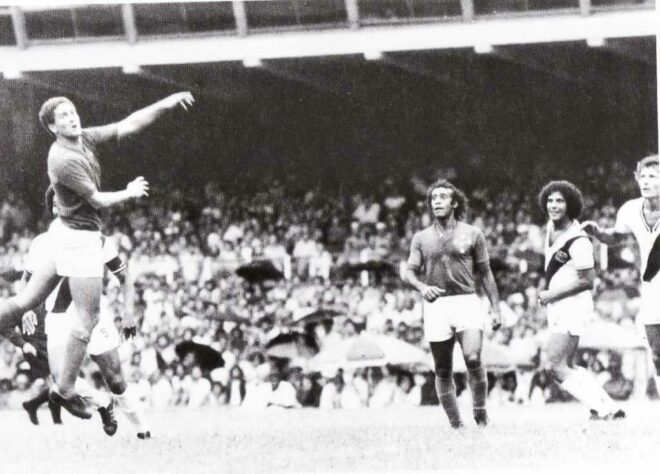 4 - Vasco 1 x 1 Cruzeiro: após ser campeão brasileiro em 1974 em cima do Cruzeiro, o Vasco voltou a duelar com a equipe mineira no ano seguinte, porém, pela Libertadores. Assim, na estreia vascaína na competição, o jogo truncado terminou em igualdade de 1 a 1.