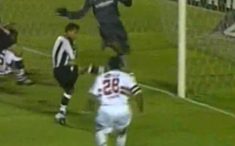 Paulo Matos - O atacante estreou marcando o único gol da vitória contra o Botafogo, no dia 19 de setembro de 2005, em partida válida pelo Brasileirão. 