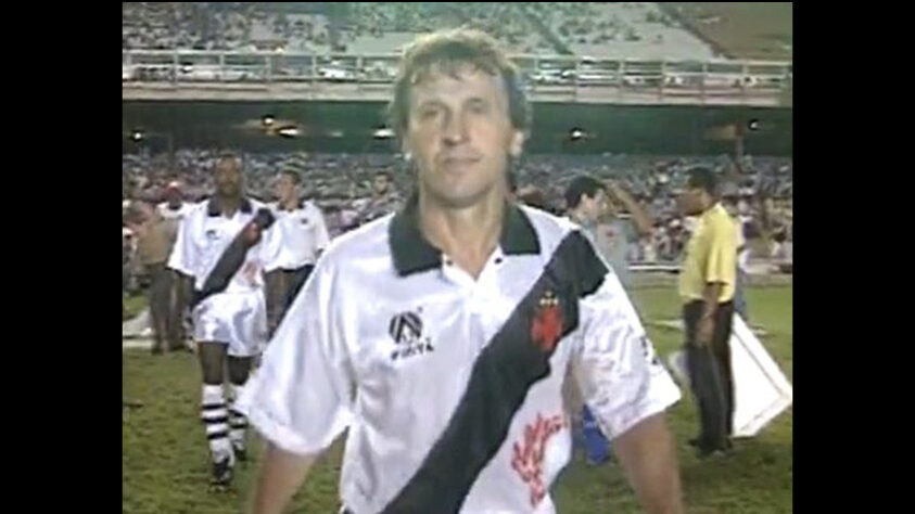 Em sua despedida contra o La Coruña (ESP), de Bebeto e Mauro Silva, fez Zico, maior ídolo do rival Flamengo, vestir a camisa do Vasco no Maracanã. O Galinho de Quintino fez questão de homenagear o amigo e atuar em sua última partida.