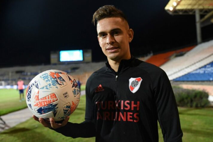 ESQUENTOU - Com o seu contrato perto de acabar junto ao River Plate, Rafael Santos Borré tem tudo acertado para jogar no velho continente e no solo inglês. Mas diferente do que ele imaginava, a realidade será a Championship, a Segunda Divisão.