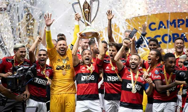  Ao vencer o Palmeiras, nos pênaltis, e conquistar o bi da Supercopa do Brasil, o Flamengo chegou aos 14 títulos nacionais. De quebra, o Rubro-Negro encostou no rival paulista, que, com 15 troféus, é o maior campeão nacional. Relembre as conquistas do clube da Gávea nesta galeria!