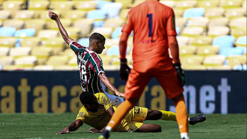 MADUREIRA - SOBE - LUIZ PAULO e NIVALDO - Mesmo com pouco tempo em campo, o atacante mostrou oportunismo no gol marcado e deu trabalho à defesa adversária. Já o meio-campista se empenhou muito para levar o Tricolor Suburbano à frente. DESCE - JUNINHO - Foi afoito no "bote" a Abel Hernández e cometeu um pênalti infantil que iniciou a virada do Fluminense.