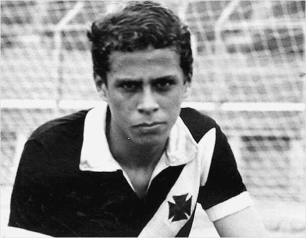 Roberto fez sua primeira partida profissional contra o Bahia, no dia 14 de novembro de 1971, com dezessete anos.