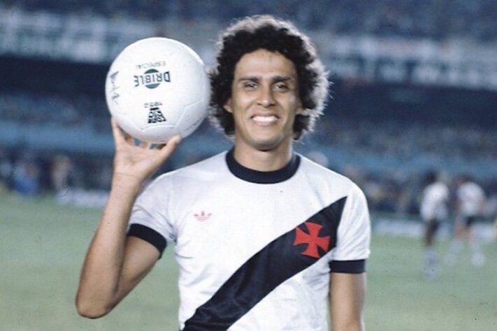 Dinamite também é o maior artilheiro da história do Campeonato Carioca com 279 gols.