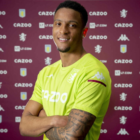 FECHADO - O defensor Ezri Konsa assinou um novo vínculo com o Aston Villa. Agora, o clube inglês possui um contrato até 2025 com o zagueiro.