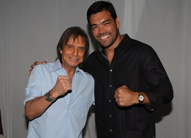Fã de MMA, Roberto Carlos recebeu um par de luvas de presente de LYOTO MACHIDA. Os dois posteriormente se encontraram em um show do artista em Los Angeles.
