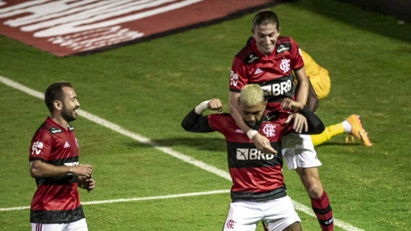 O Flamengo atropelou o Madureira em ritmo frenético. A vitória, por 5 a 1, ocorreu no Estádio Raulino de Oliveira, nesta segunda, e em duelo pela 8ª rodada do Carioca. Veja as notas: (por Lazlo Dalfovo - lazlodalfovo@lancenet.com.br)