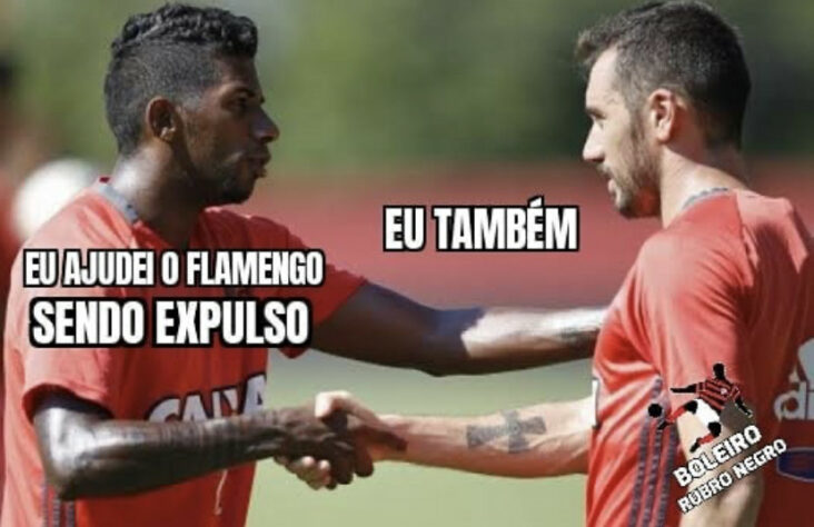 Jogador argentino, ex-atleta do time carioca, foi expulso logo após entrar no jogo no segundo tempo. "Ajuda amiga" foi comparada a de Rodinei na partida contra o Internacional na reta final do Brasileirão 2020. Confira os memes! (Por Humor Esportivo) 