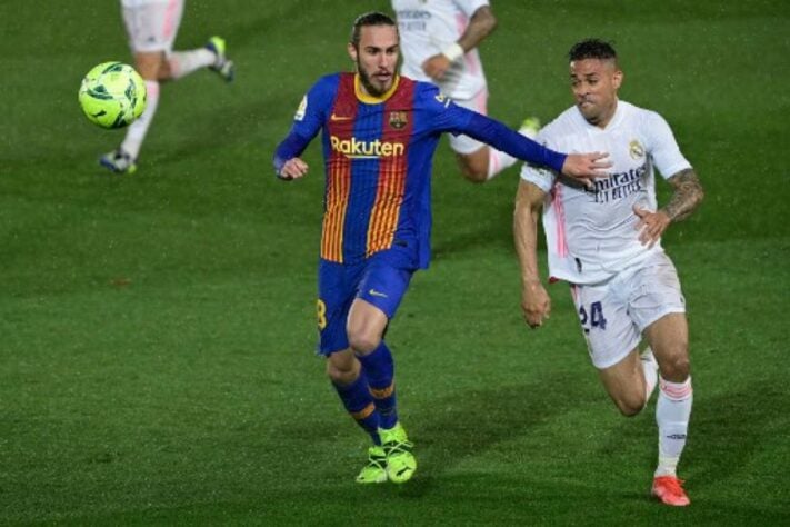 FECHADO - O Barcelona renovou o contrato de Mingueza, que agora tem vínculo com os Culés até junho de 2023 e cláusula de rescisão de 100 milhões de euros.