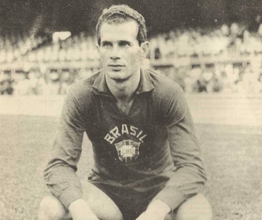 Na sua passagem, o goleiro chegou a ser convocado para a Seleção Brasileira. No São Paulo, venceu o Campeonato Paulista de 1970 e 1971.