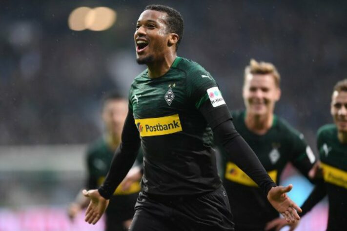 ESQUENTOU - Alassane Plea, do Borussia Mönchengladbach, é alvo de clubes da Premier League. De acordo com o "Daily Mail", o Manchester United e o Arsenal monitoram o jogador e estudam fazer uma proposta no final da temporada. Os Red Devils aguardam a definição na situação de Cavani, que ainda não sabe se permanecerá no clube. Do lado dos Gunners, um reforço para o ataque é visto com bons olhos.