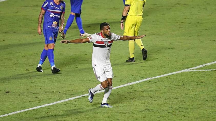 Em jogo válido pela 9ª rodada do Paulistão 2021, o São Paulo venceu o São Caetano pelo placar de 5 a 1, no estádio do Morumbi. Reinaldo foi o melhor jogador em campo e participou diretamente de três dos cinco gols do Tricolor, sendo fundamental para a vitória no Morumbi. Confira as notas do São Paulo no LANCE! (por Redação São Paulo) 