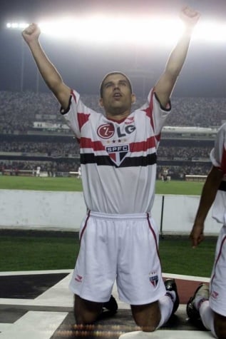 03º - Ricardinho - Em 2002, o São Paulo desembolsou cerca de 7,8 milhões de euros para contratar o meia, que estava no Corinthians. 