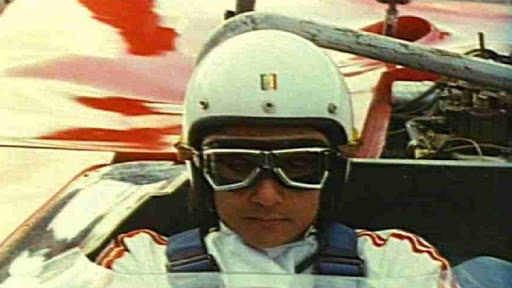 No filme "Roberto Carlos a 300 km por Hora", lançado em 1971, o cantor se aproximou de outra paixão: a velocidade. Ele interpretava Lalo, mecânico de uma concessionária. Seu personagem sonhava se tornar piloto e contava com seu amigo Beto, vivido por Erasmo Carlos, para ajudá-lo nesta empreitada. O elenco ainda tem Raul Cortez e Flávio Migliaccio.