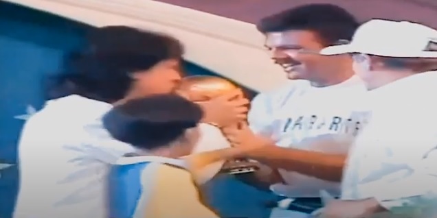 No "Criança Esperança" exibido em 1994, Roberto Carlos esteve no palco no mesmo momento no qual estavam tetracampeões mundiais com a Seleção Brasileira. Melhor para o cantor, que, após cumprimentar os atletas representantes, teve o privilégio de beijar a taça da Copa do Mundo.