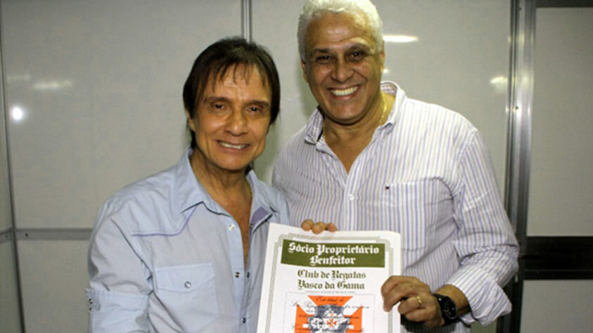 Roberto Carlos também foi presenteado em 2011 com o título de Sócio Proprietário Benfeitor do clube. O então presidente do Vasco, ROBERTO DINAMITE (que já foi a diversos shows do xará), entregou a ele a honraria.