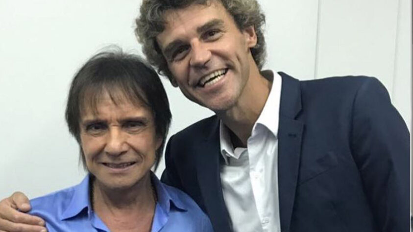 O tenista GUSTAVO KUERTEN também foi a um show do cantor... e depois tirou uma foto com ele.