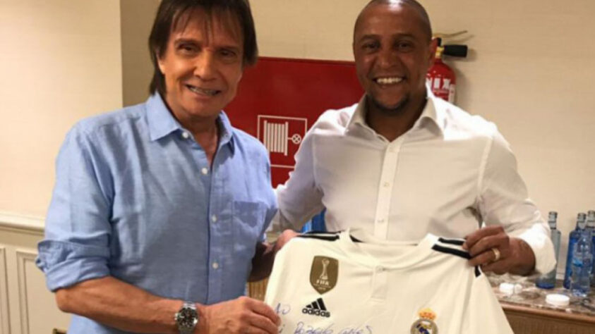 Após o evento, o pentacampeão mundial entregou uma camisa do Real Madrid ao aniversariante desta segunda-feira. A dedicatória foi curiosa: "Para Roberto Carlos, com carinho, de Roberto Carlos".