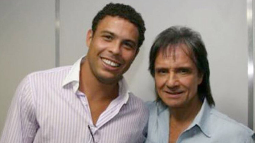 Já depois de ter sido pentacampeão, RONALDO também foi a um dos shows de Roberto Carlos.