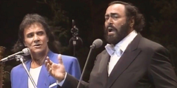 Diversos shows de Roberto Carlos foram realizados em estádios pelo país afora. Um dos mais marcantes aconteceu em 1998. O Beira-Rio recebeu o encontro do grande cantor com o tenor Luciano Pavarotti. Após terem intercalado blocos com canções de seus respectivos repertórios, a dupla se uniu e interpretou "Ave Maria" e "O Sole Mio".