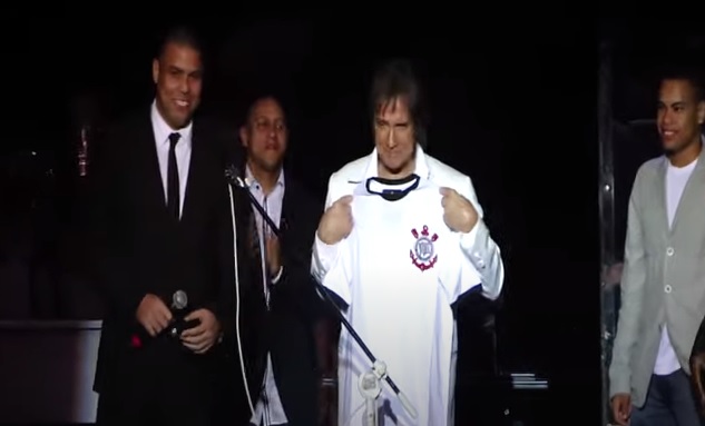 Em 2010, dois shows do cantor fizeram parte das comemorações do centenário do Corinthians, time de coração de Dudu Braga, o Segundinho, um dos filhos de Roberto Carlos. No Palácio do Anhembi, RC foi presentado com a camisa do Timão e recebeu no palco o mandatário Andrés Sanchez, e jogadores como Ronaldo, Roberto Carlos e Dentinho. Além disto, entoou a paródia que a torcida corintiana fez para a música "Amigo" (dele e de Erasmo Carlos): "Não para, não para, não para...".