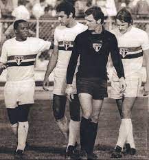 O jogador foi bicampeão paulista em 1970 e 1971, também sendo convocado para a Seleção Brasileira.