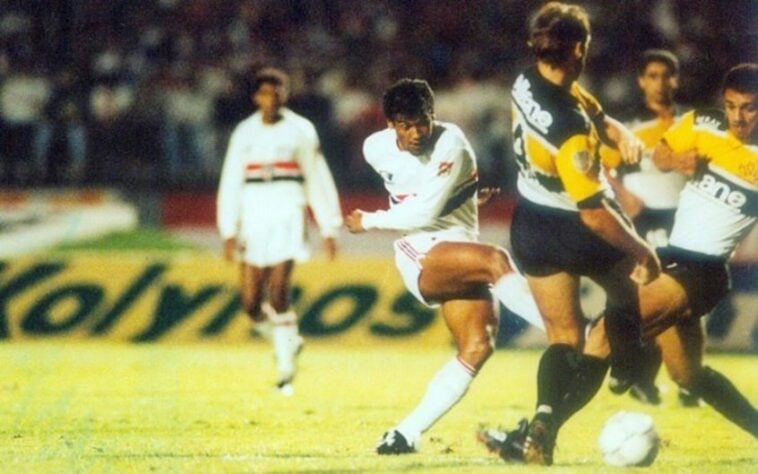 1992 - Criciúma 3 x 0 São Paulo - A estreia na primeira Libertadores que o Tricolor venceu não foi boa. O Tigre goleou com gols de Jairo Lenzi, Gelson e Adilson. 
