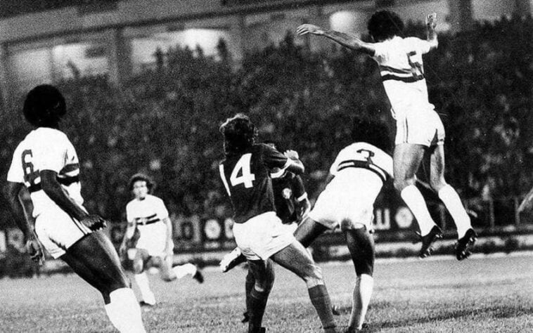 1974 - São Paulo 2 x 0 Palmeiras - Um clássico na estreia da Libertadores e vitória do Tricolor no Morumbi.