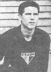 Entre 23 de janeiro de 1963 e 24 de janeiro de 1965, disputou 107 duelos seguidos possíveis, recorde no São Paulo até ser quebrado por Rogério Ceni.