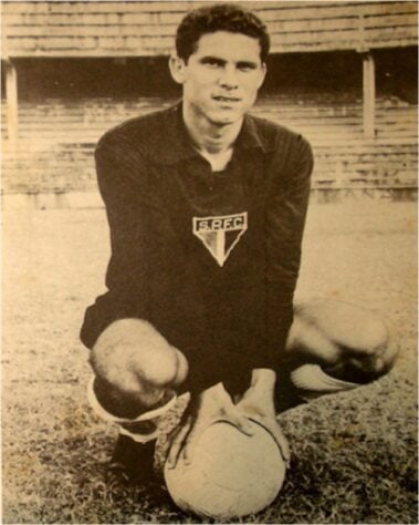 5° - Suly: 253 jogos - Suli Cabral Machado, o Suly, atuou pelo São Paulo de 1961 a 1966. Foi titular do Clube da Fé durante a época que não havia investimento no futebol, por causa da construção do Estádio do Morumbi. 