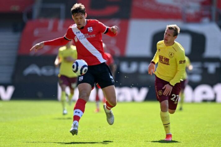 ESQUENTOU - O Tottenham mira a contratação do zagueiro Vestergaard, do Southampton, para a próxima temporada, segundo o "Daily Express". O técnico José Mourinho está pressionando os dirigentes londrinos por reforços no sistema defensivo do atual elenco.