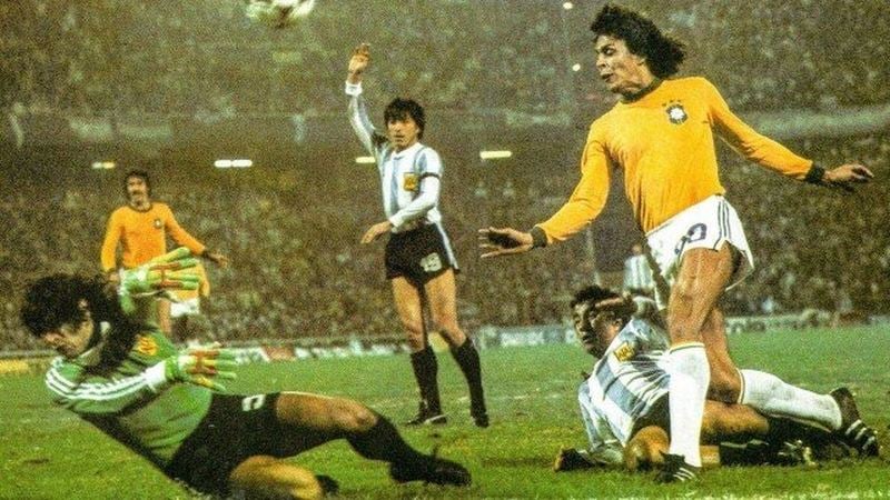 Com todo seu histórico pelo Vasco, Dinamite foi diversas vezes convocado e disputou duas Copas: 78, na Argentina, e 82, na Espanha. De 1975 a 1984, ele marcou 20 gols em 38 jogos e foi o artilheiro da Seleção na Copa de 78 com três gols. Ele ainda foi o artilheiro da Copa América de 1983, também com 3 gols.