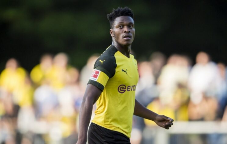 FECHADO - Dan-Axel Zagadou vai seguir na Bundesliga. Após cinco temporadas no Borussia Dortmund, o zagueiro francês fechou com o Stuttgart. O contrato do jogador de 23 anos vai até 2026.