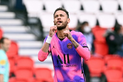 ESQUENTOU - Neymar ainda não assinou a renovação contratual com o Paris Saint-Germain e o clube assume uma postura cautelosa. Neymar já tem uma proposta em mãos e muitos veículos indicam que o atleta poderia ampliar sua estadia até 2026. Além do brasileiro, o PSG corre o risco de perder Mbappé nesta janela de transferências, uma vez que o camisa 11 é o principal alvo do Real Madrid.