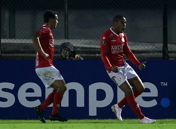 RENTISTAS - SOBE: Martín González - O zagueiro do time uruguaio foi o autor do gol de empate dos donos da casa, após cobrança de escanteio. Na defesa, foi um dos responsáveis por segurar o Tricolor. / DESCE: Rossi - O goleiro do Rentistas fez uma atuação no mínimo estranha. Mesmo sem cometer falhas que resultaram em gols, o goleiro fez o inimaginável ao conceder dois recuos ao Tricolor. Ver um recuo em um jogo de Libertadores já é algo incomum, dois recuos na mesma partida é raríssimo.