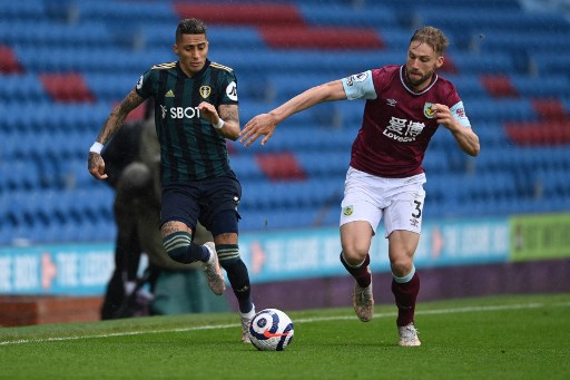 NA MÉDIA - Raphinha iniciou a construção do primeiro gol do Leeds na goleada sobre o Burnley por 4 a 0 e participou bem dos momentos ofensivos