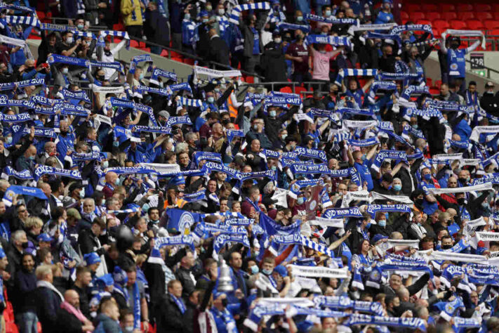 Torcedores no Estádio de Wembley.