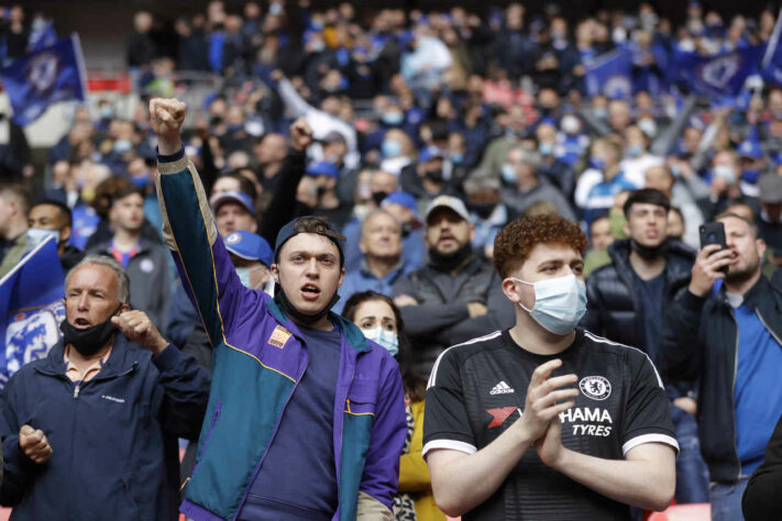 Torcedores no Estádio de Wembley.