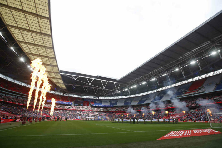 Torcedores no Estádio de Wembley.