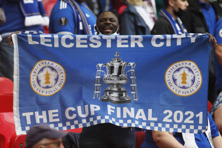 Torcedores no Estádio de Wembley.