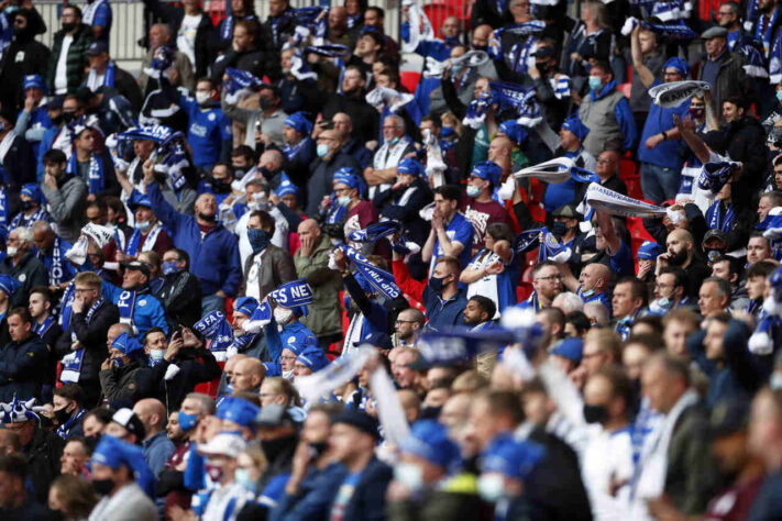 Torcedores no Estádio de Wembley.