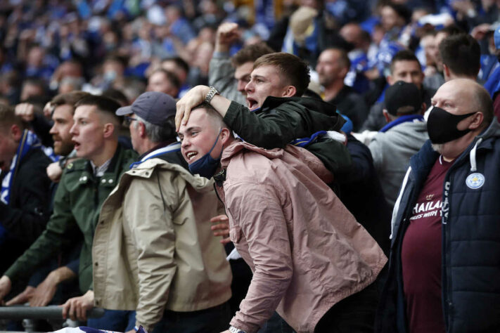 Torcedores no Estádio de Wembley.