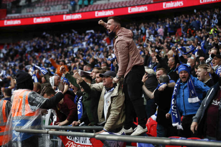 Torcedores no Estádio de Wembley.