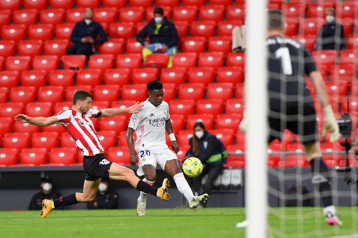 MANDOU MAL - Vinícius Júnior encontrou um bom passe para Modric finalizar com perigo de fora da área e nada além disso