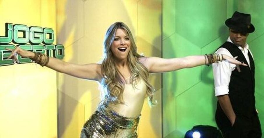 No ano de 2011, a apresentadora do programa Jogo Aberto, Renata Fan, cumpriu uma promessa feita ao ex-jogador e comentarista Denílson. Com o figurino especial, ela dançou ao vivo uma música da cantora Shakira. 